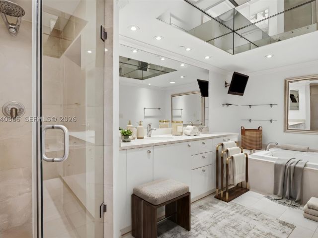 3-bedroom condo for rent in Sunny Isles Beach - 16500 Collins Ave 1856 - MondialRealty