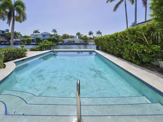 4-bedroom home for sale in Fort Lauderdale - 704 Isle Of Palms Drive - MondialRealty