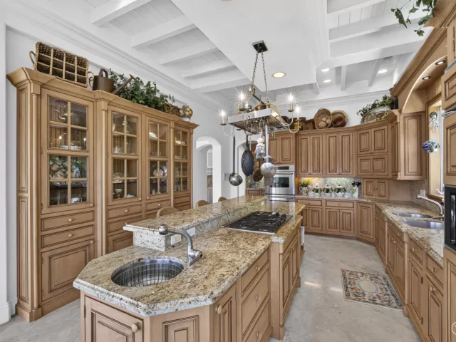4-bedroom home for sale in Fort Lauderdale - 704 Isle Of Palms Drive - MondialRealty