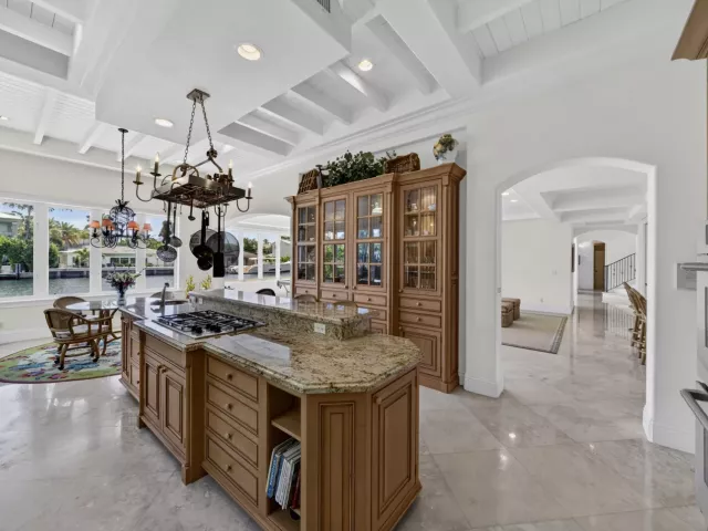 4-bedroom home for sale in Fort Lauderdale - 704 Isle Of Palms Drive - MondialRealty