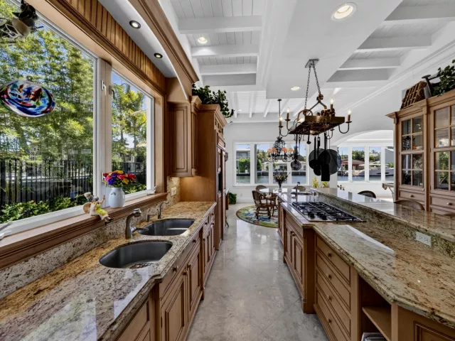 4-bedroom home for sale in Fort Lauderdale - 704 Isle Of Palms Drive - MondialRealty