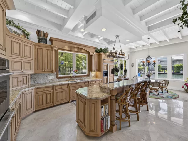 4-bedroom home for sale in Fort Lauderdale - 704 Isle Of Palms Drive - MondialRealty