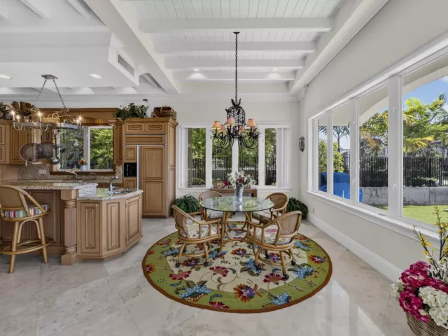 4-bedroom home for sale in Fort Lauderdale - 704 Isle Of Palms Drive - MondialRealty