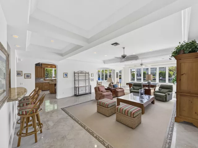 4-bedroom home for sale in Fort Lauderdale - 704 Isle Of Palms Drive - MondialRealty