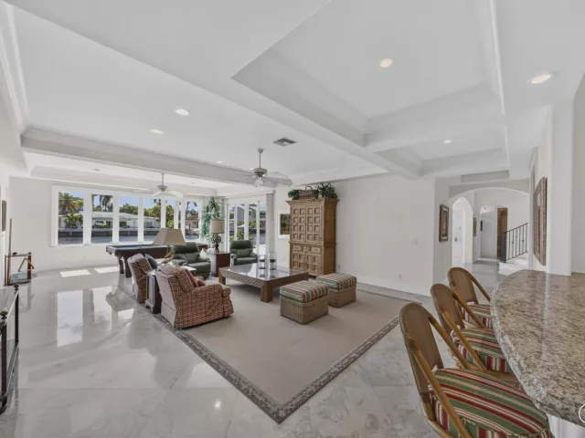 4-bedroom home for sale in Fort Lauderdale - 704 Isle Of Palms Drive - MondialRealty