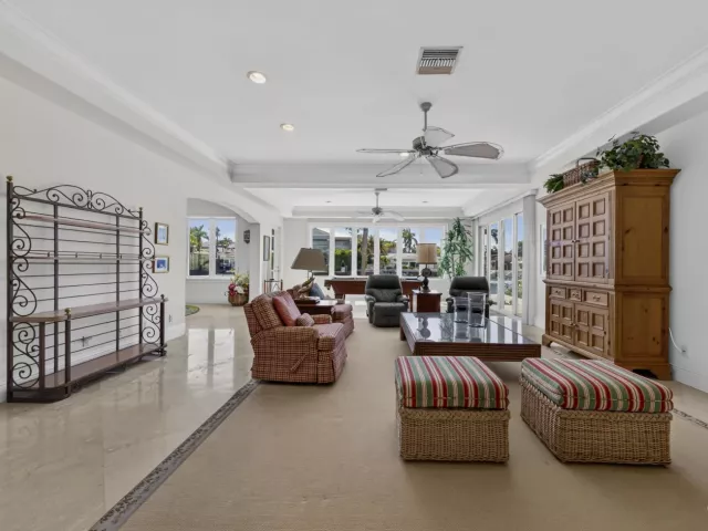 4-bedroom home for sale in Fort Lauderdale - 704 Isle Of Palms Drive - MondialRealty