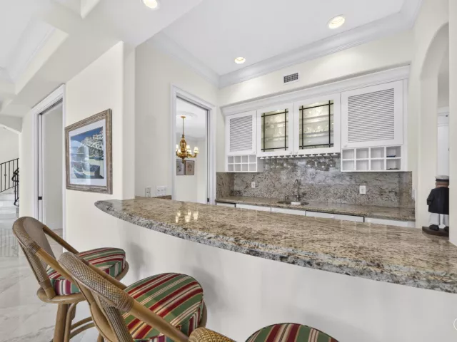 4-bedroom home for sale in Fort Lauderdale - 704 Isle Of Palms Drive - MondialRealty