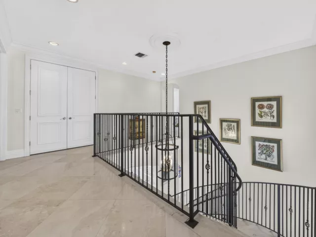 4-bedroom home for sale in Fort Lauderdale - 704 Isle Of Palms Drive - MondialRealty