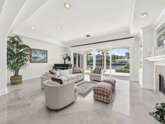 4-bedroom home for sale in Fort Lauderdale - 704 Isle Of Palms Drive - MondialRealty