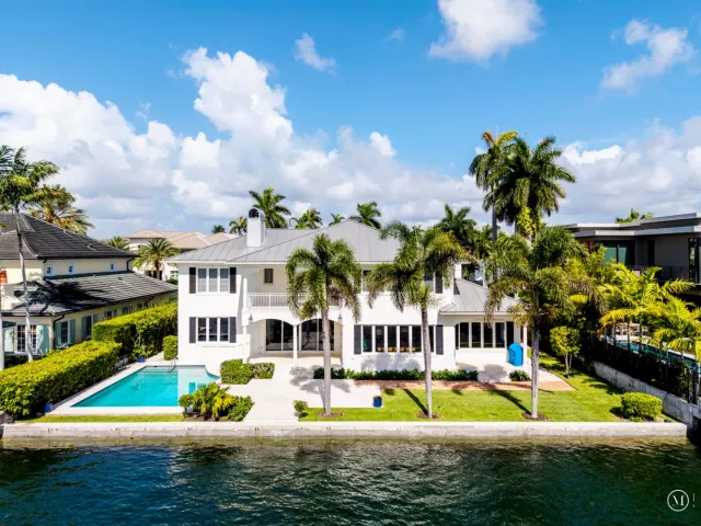 4-bedroom home for sale in Fort Lauderdale - 704 Isle Of Palms Drive - MondialRealty