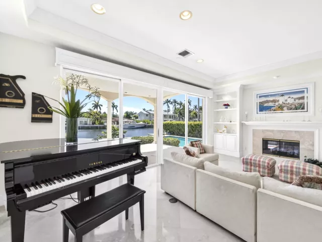 4-bedroom home for sale in Fort Lauderdale - 704 Isle Of Palms Drive - MondialRealty