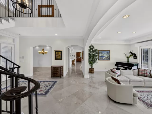 4-bedroom home for sale in Fort Lauderdale - 704 Isle Of Palms Drive - MondialRealty