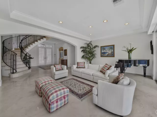 4-bedroom home for sale in Fort Lauderdale - 704 Isle Of Palms Drive - MondialRealty