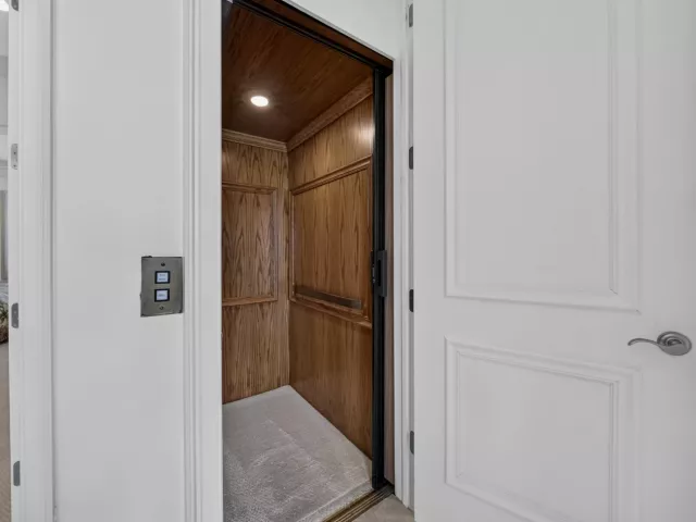 4-bedroom home for sale in Fort Lauderdale - 704 Isle Of Palms Drive - MondialRealty