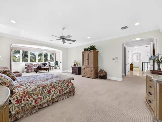 4-bedroom home for sale in Fort Lauderdale - 704 Isle Of Palms Drive - MondialRealty
