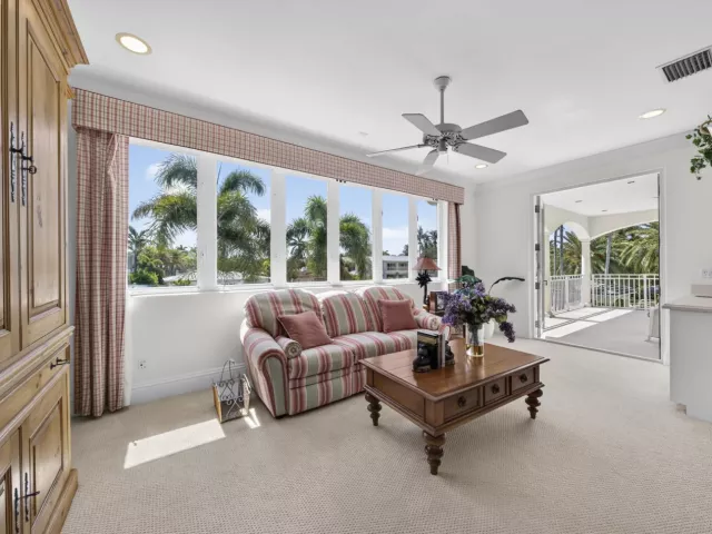 4-bedroom home for sale in Fort Lauderdale - 704 Isle Of Palms Drive - MondialRealty