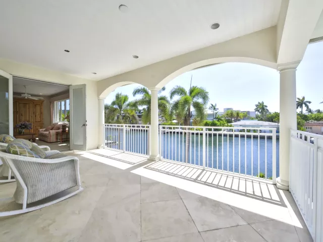 4-bedroom home for sale in Fort Lauderdale - 704 Isle Of Palms Drive - MondialRealty