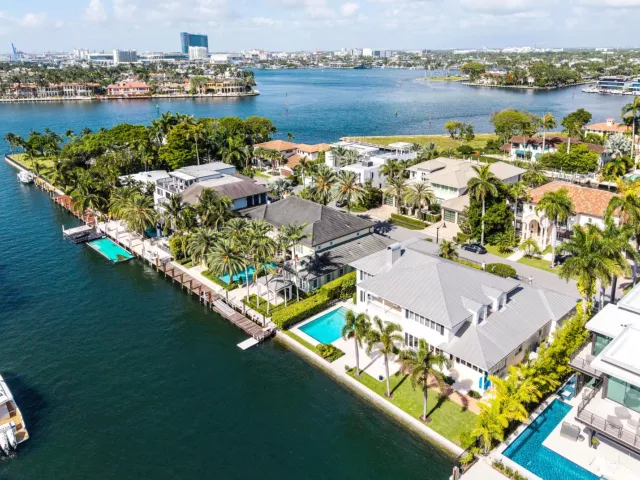 4-bedroom home for sale in Fort Lauderdale - 704 Isle Of Palms Drive - MondialRealty