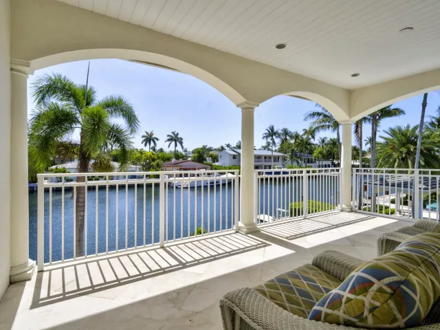 4-bedroom home for sale in Fort Lauderdale - 704 Isle Of Palms Drive - MondialRealty