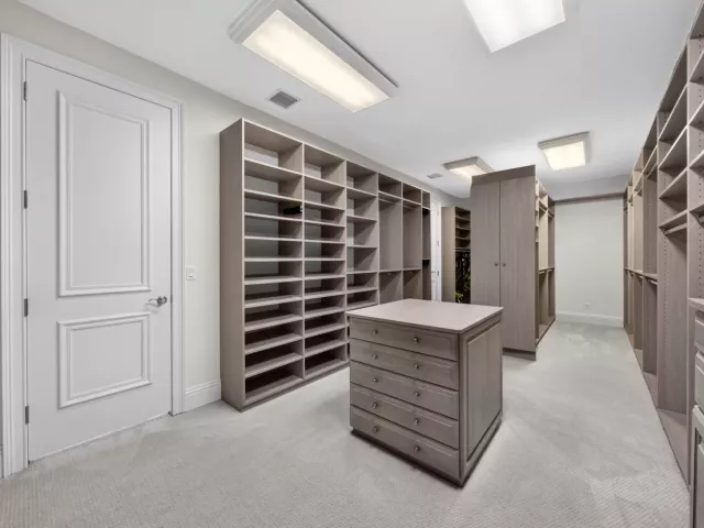 4-bedroom home for sale in Fort Lauderdale - 704 Isle Of Palms Drive - MondialRealty