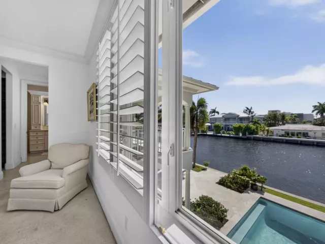 4-bedroom home for sale in Fort Lauderdale - 704 Isle Of Palms Drive - MondialRealty