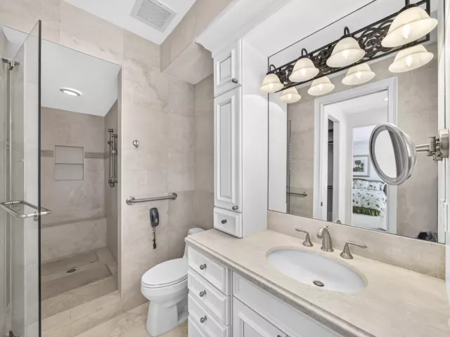 4-bedroom home for sale in Fort Lauderdale - 704 Isle Of Palms Drive - MondialRealty