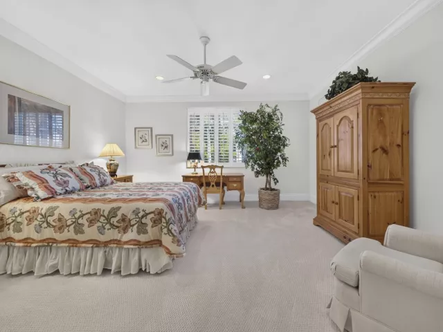 4-bedroom home for sale in Fort Lauderdale - 704 Isle Of Palms Drive - MondialRealty