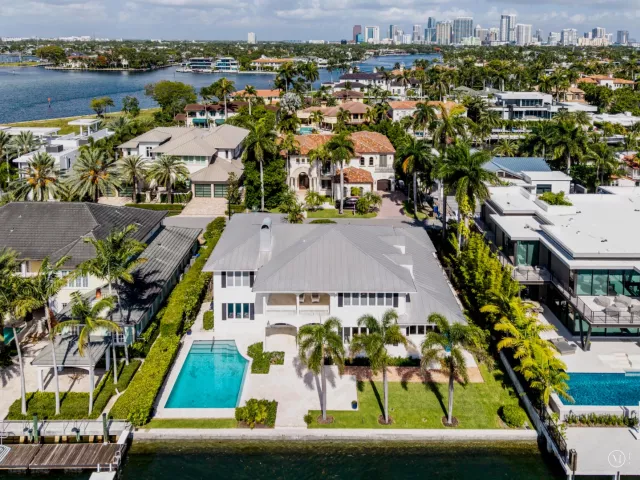 4-bedroom home for sale in Fort Lauderdale - 704 Isle Of Palms Drive - MondialRealty