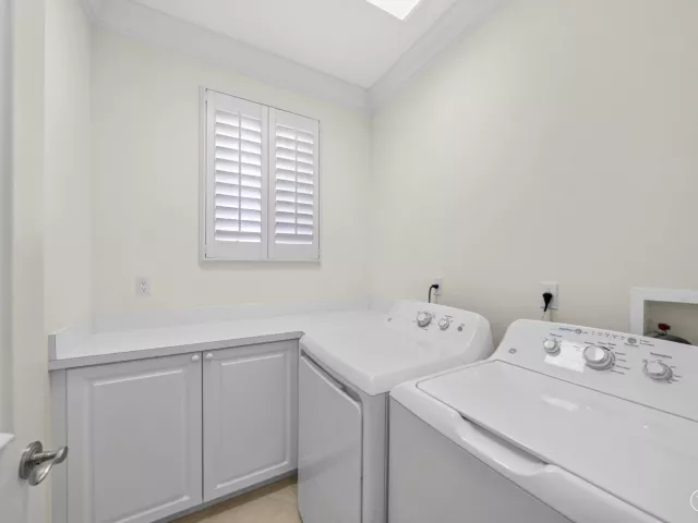 4-bedroom home for sale in Fort Lauderdale - 704 Isle Of Palms Drive - MondialRealty