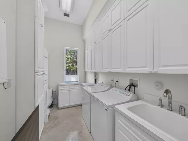 4-bedroom home for sale in Fort Lauderdale - 704 Isle Of Palms Drive - MondialRealty