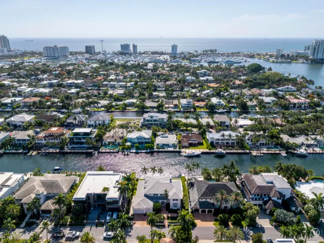 4-bedroom home for sale in Fort Lauderdale - 704 Isle Of Palms Drive - MondialRealty