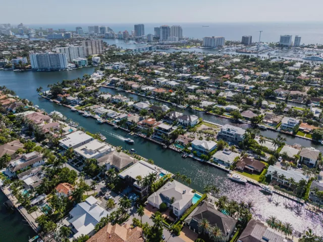 4-bedroom home for sale in Fort Lauderdale - 704 Isle Of Palms Drive - MondialRealty