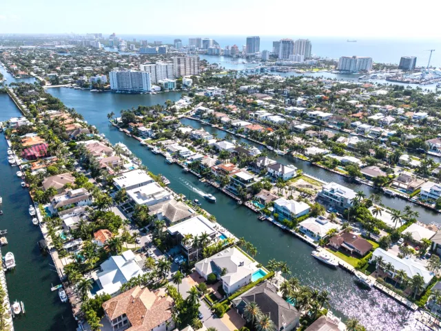 4-bedroom home for sale in Fort Lauderdale - 704 Isle Of Palms Drive - MondialRealty
