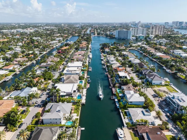 4-bedroom home for sale in Fort Lauderdale - 704 Isle Of Palms Drive - MondialRealty