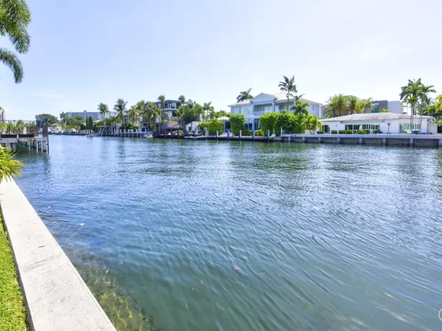 4-bedroom home for sale in Fort Lauderdale - 704 Isle Of Palms Drive - MondialRealty