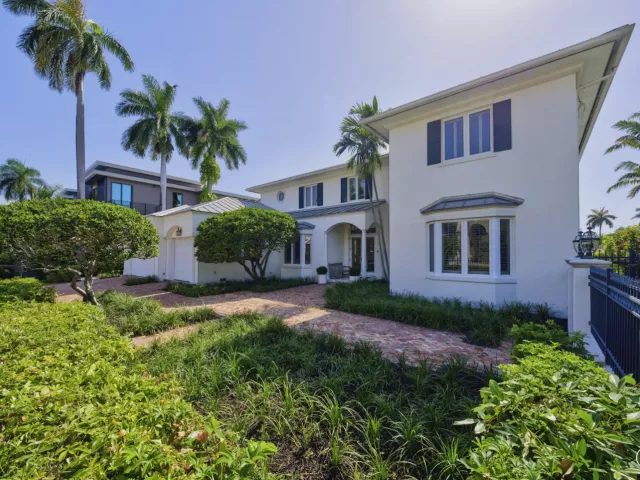 4-bedroom home for sale in Fort Lauderdale - 704 Isle Of Palms Drive - MondialRealty