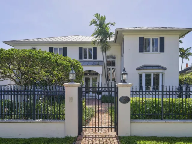 4-bedroom home for sale in Fort Lauderdale - 704 Isle Of Palms Drive - MondialRealty