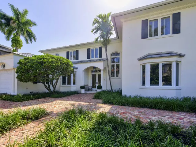 4-bedroom home for sale in Fort Lauderdale - 704 Isle Of Palms Drive - MondialRealty