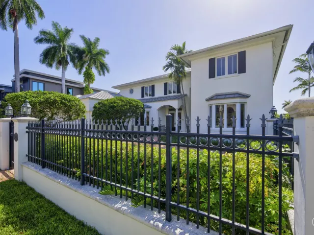4-bedroom home for sale in Fort Lauderdale - 704 Isle Of Palms Drive - MondialRealty