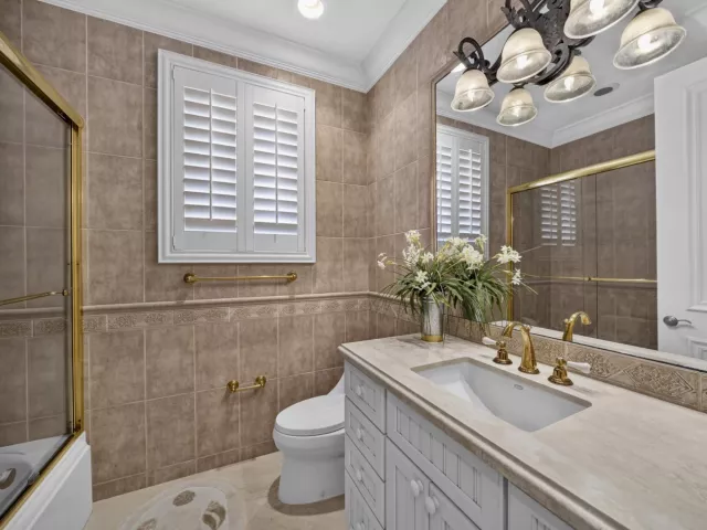 4-bedroom home for sale in Fort Lauderdale - 704 Isle Of Palms Drive - MondialRealty
