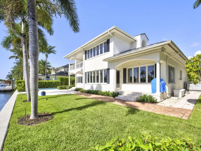4-bedroom home for sale in Fort Lauderdale - 704 Isle Of Palms Drive - MondialRealty