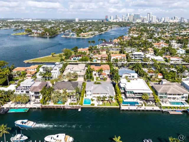 4-bedroom home for sale in Fort Lauderdale - 704 Isle Of Palms Drive - MondialRealty