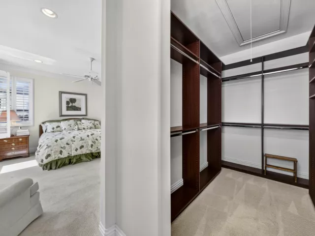 4-bedroom home for sale in Fort Lauderdale - 704 Isle Of Palms Drive - MondialRealty