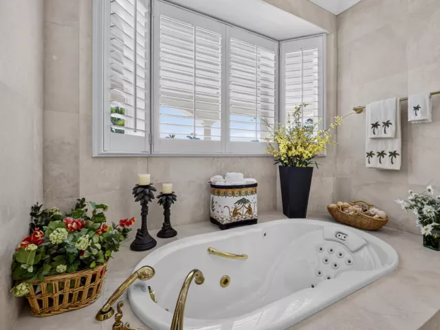 4-bedroom home for sale in Fort Lauderdale - 704 Isle Of Palms Drive - MondialRealty