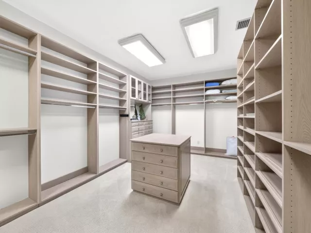 4-bedroom home for sale in Fort Lauderdale - 704 Isle Of Palms Drive - MondialRealty
