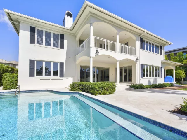 4-bedroom home for sale in Fort Lauderdale - 704 Isle Of Palms Drive - MondialRealty