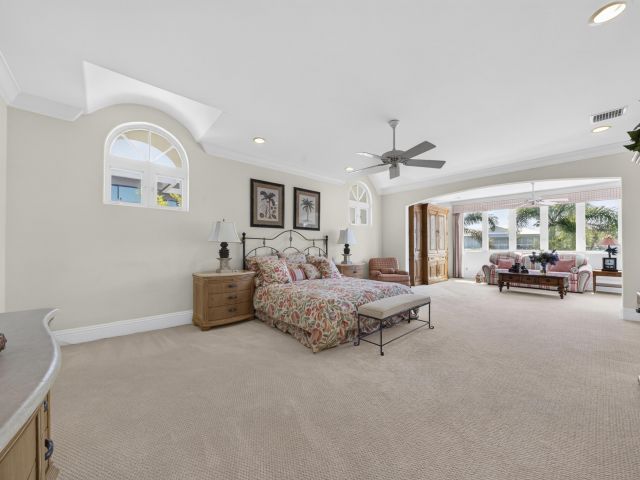 4-bedroom home for sale in Fort Lauderdale - 704 Isle Of Palms Drive - MondialRealty