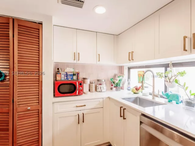 2-bedroom home for sale in Miami - 2956 Bird Ave 6 - MondialRealty