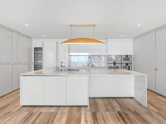 4-bedroom condo for sale in Bal Harbour - 10201 Collins Ave 906 - MondialRealty