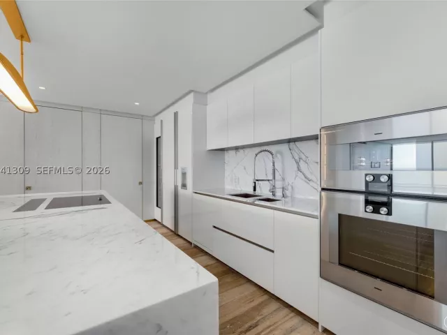 4-bedroom condo for sale in Bal Harbour - 10201 Collins Ave 906 - MondialRealty